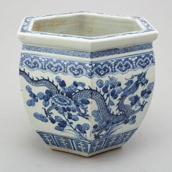 A large blue and white flower pot, Qing dynasty, late 19th century.