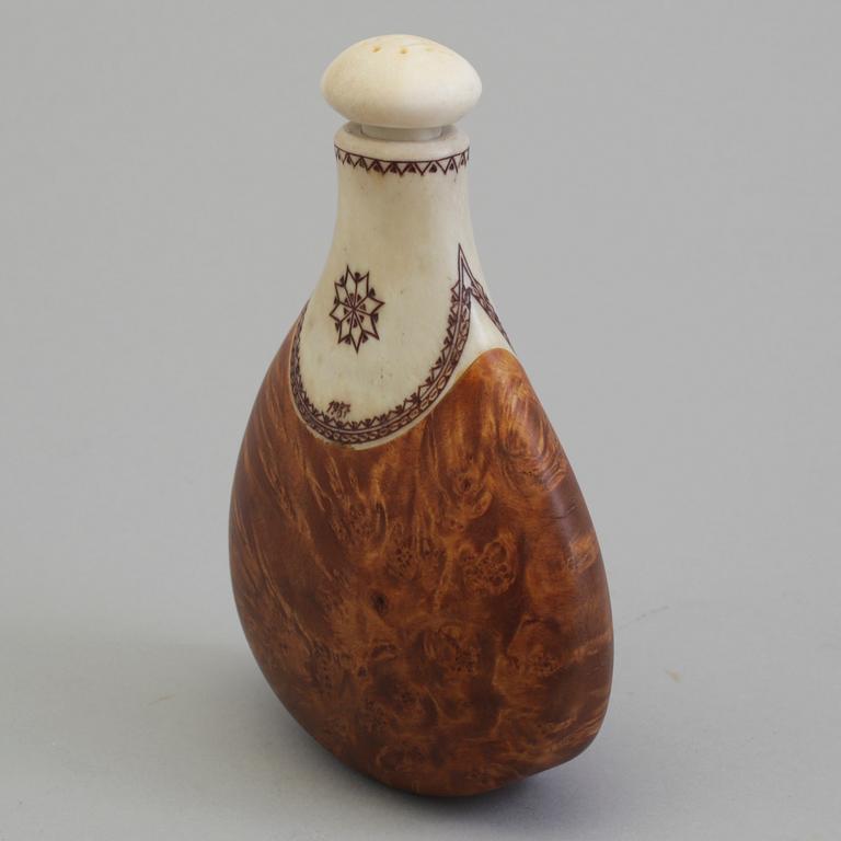 ESSE POGGATS, a Sami burr birch and reindeer horn salt flask, signed EP and dated 1987.