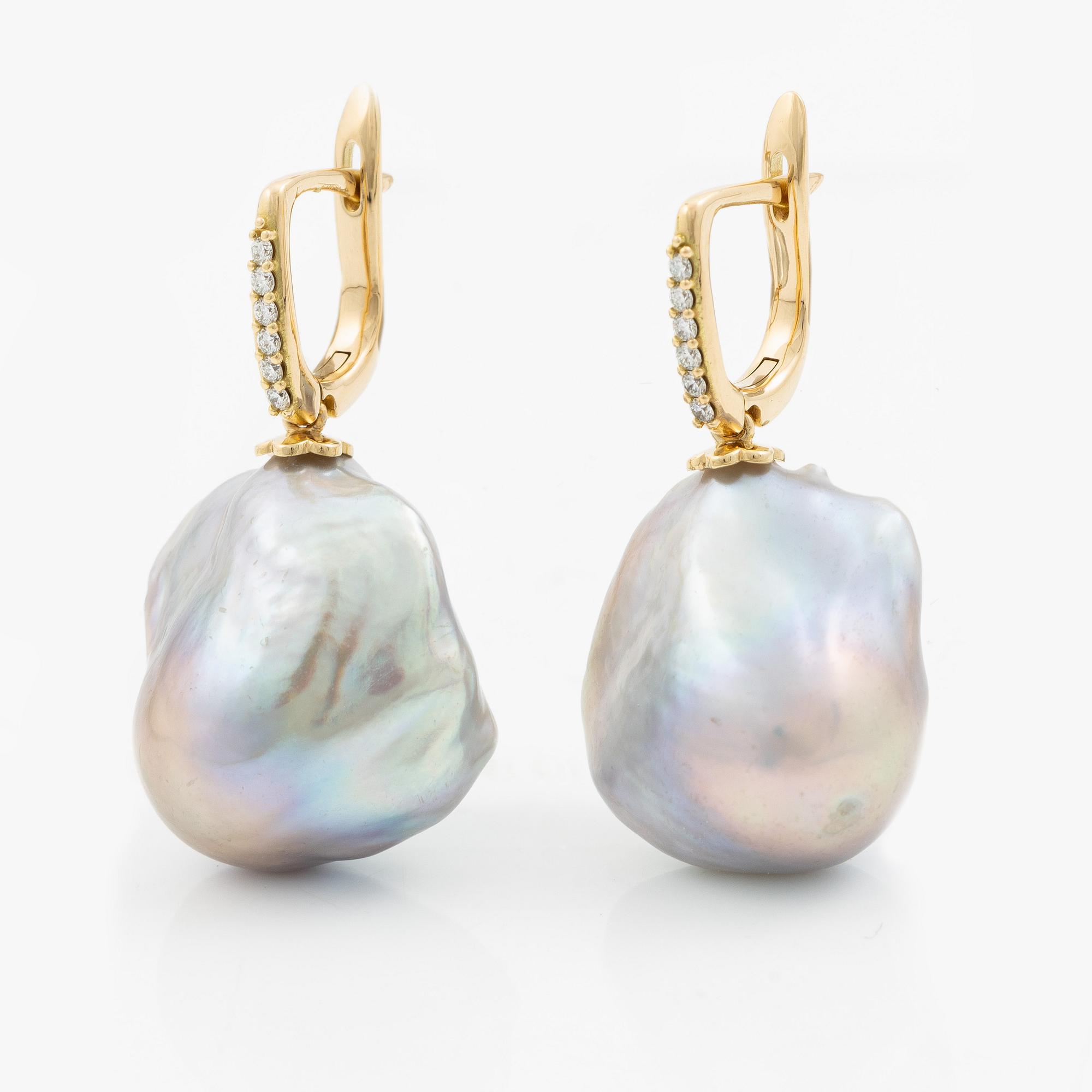 Earrings in 18K gold with baroque cultured freshwater pearls and brilliant-cut diamonds.