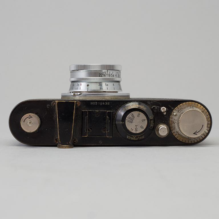 A Leica model I camera no 210439 from 1929 with a W Nikkor C 1:3,5.