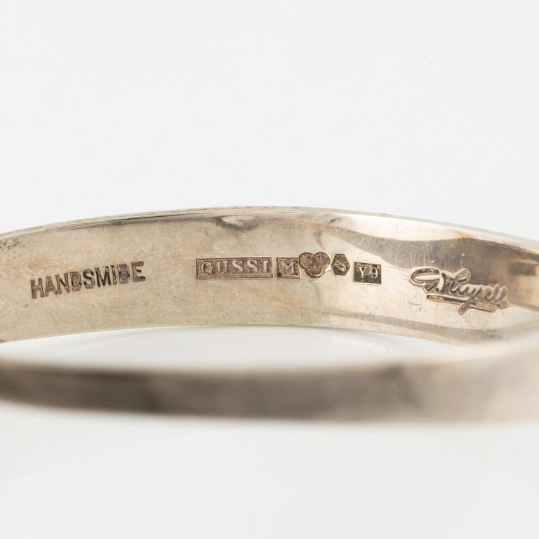 Gert Thysell, Gussi, armring silver med syntetisk vit spinell.