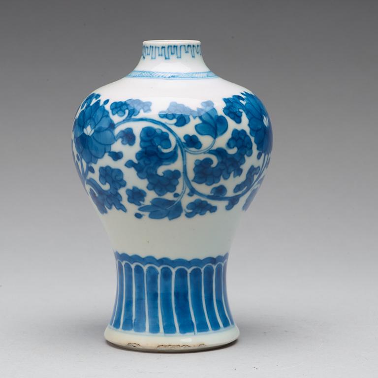 VAS, porslin. Qingdynastin, Kangxi (1662-1722).