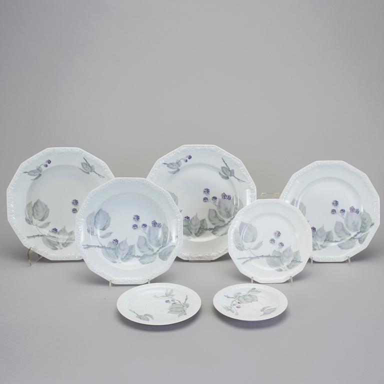 MAT- och KAFFESERVIS, 87 delar, porslin, "Maria Björnbär". Rosenthal.