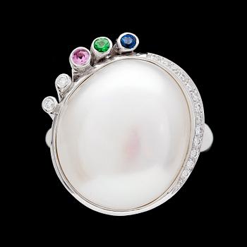 82. RING, stor mabepärla med briljantslipade diamanter, samt rosa och blå safir och tsavorit.