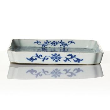 A blue and white dragon tray, Qing dynasty, 19th century.