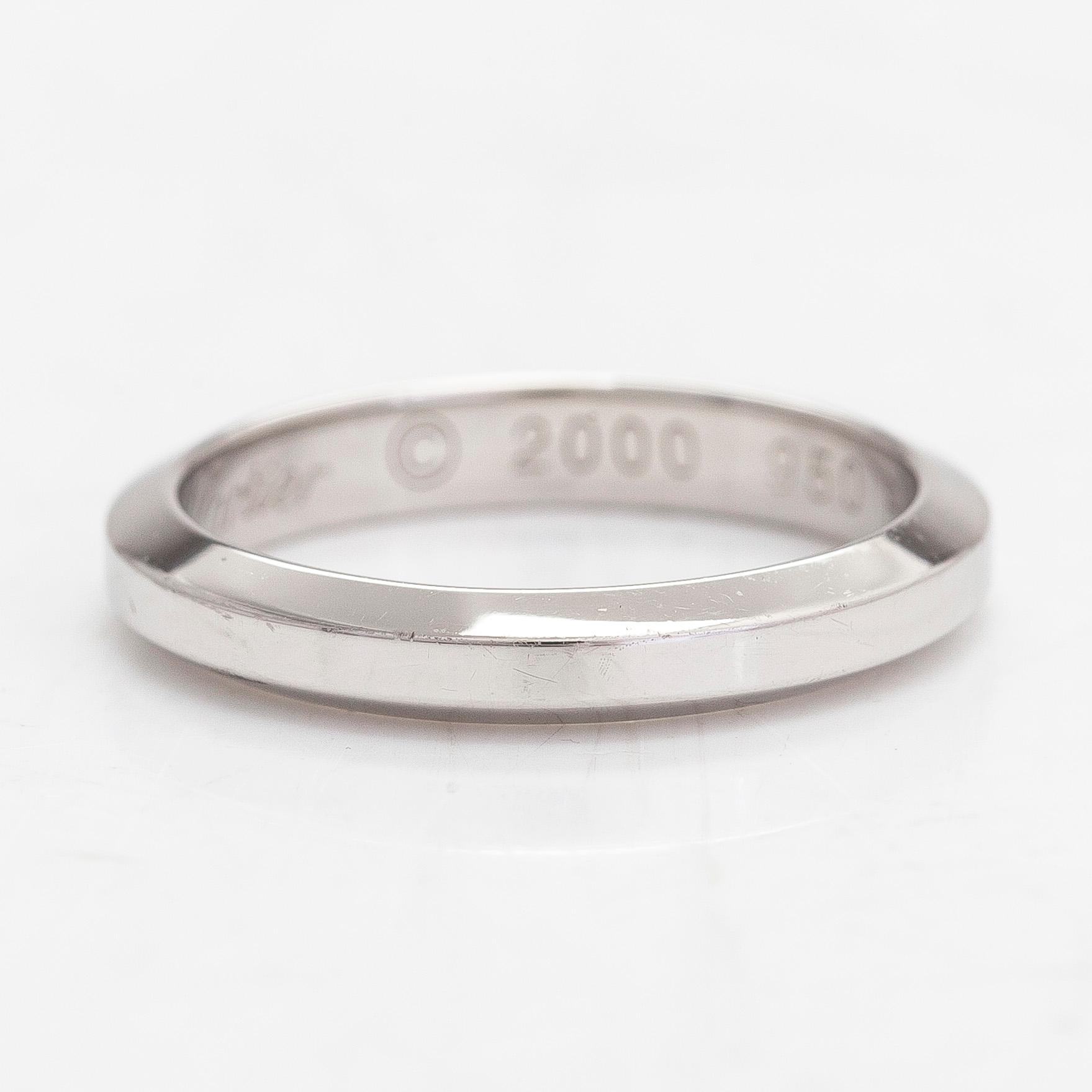 Cartier, a platinum ring. With certificate.