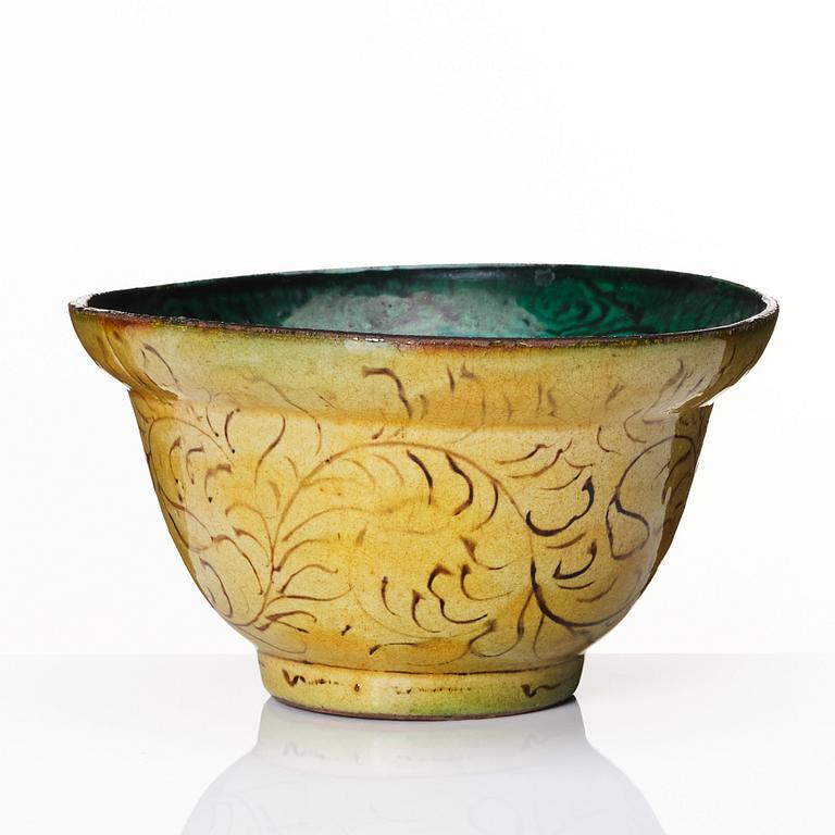 A Japanese kutani bowl, Edo period (1666-1868).