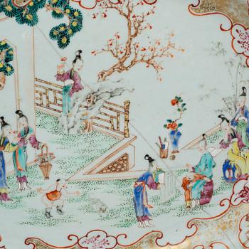 A famille rose export porcelain serving dish, Qing dynasty, Qianlong (1736-95).