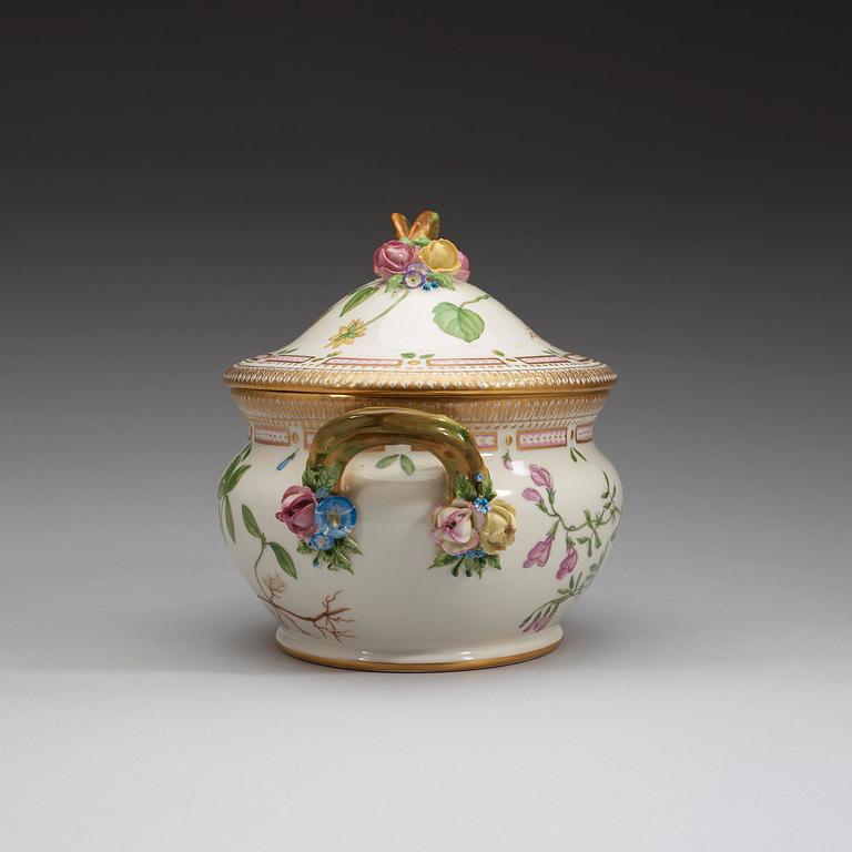 TERRIN med LOCK, porslin. Kungl Dansk, "Flora Danica", 1900-tal.