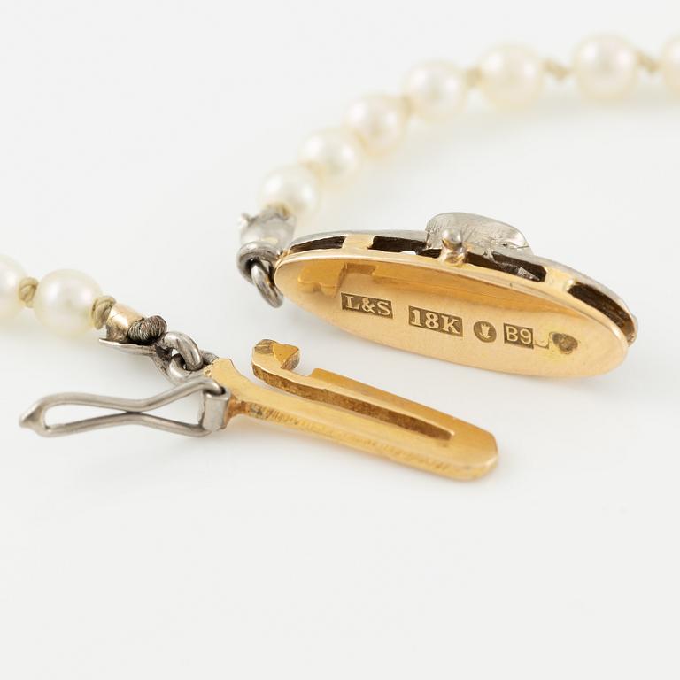 Necklace of cultured pearls with an old-cut diamond clasp in 18K gold.