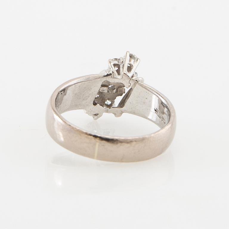 Ring 18K white gold set with round brilliant-cut diamonds.