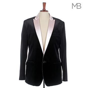 203. DOLCE & GABBANA, a black velvet men´s dinner jacket, size 52.