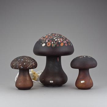 BORDSLAMPA SAMT SKULPTURER, 2 st, glas, Monica Backström, Kosta Boda, 1970-tal.