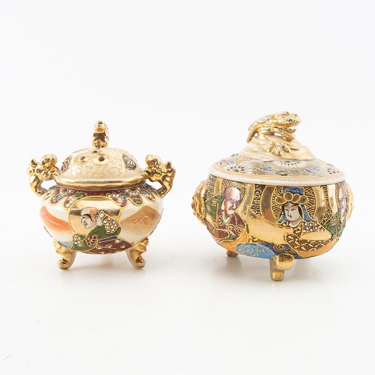 Vaser 3 st, skålar 2 st samt rökelsekar 2 st Japan Satsuma 1900-tal porslin.