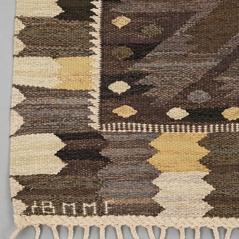 Barbro Nilsson, Matta, "Nejlikan gråsvart", gobelängteknik, ca 273,5 x 213,5-219,5 cm, signerad AB MMF BN.