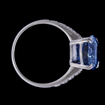 RING, oval blå fasettslipad safir, 7.95 ct, och briljantslipade diamanter, tot. ca 0.25 ct.