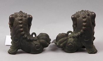 TEMPELLEJON ett par, metall.  Kina, 1900-tal.