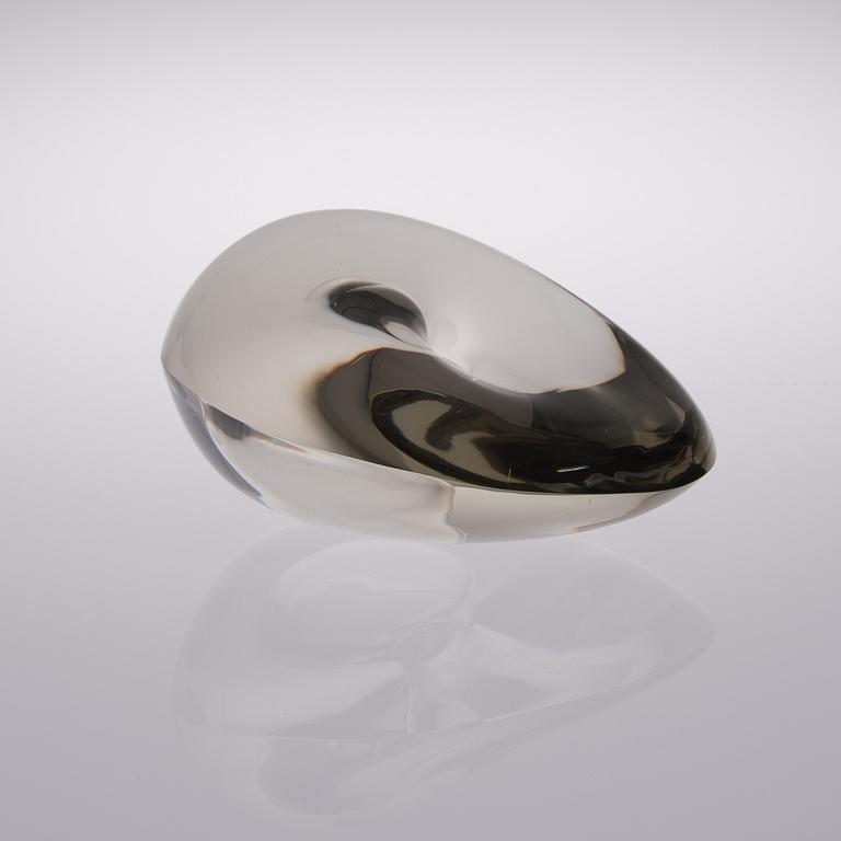 TIMO SARPANEVA, GLASSKULPTUR. Sittande fågel. Sign. Timo Sarpaneva, Iittala -57.