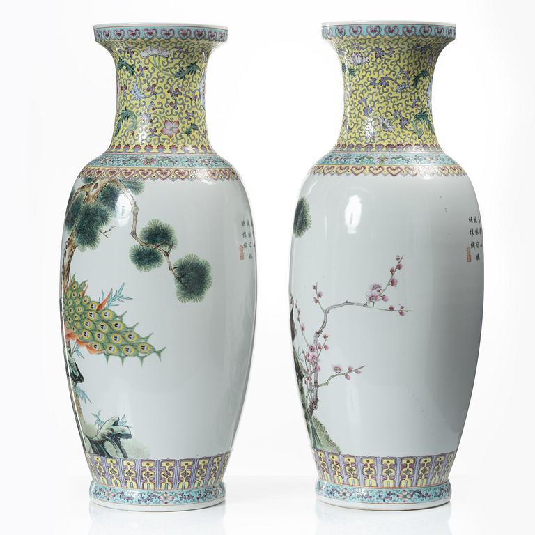 Golvvaser, ett par, porslin, Kina 1900-talets senare del.