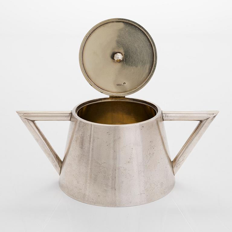 K. Fabergé, a silver sugar bowl and cream jug, Imperial Warrant mark, Moscow ca. 1913.