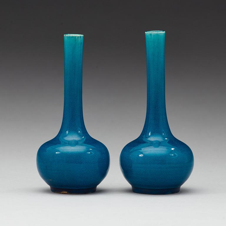 A pair of turkoise glazed vases, late Qing dynasty, circa 1900.