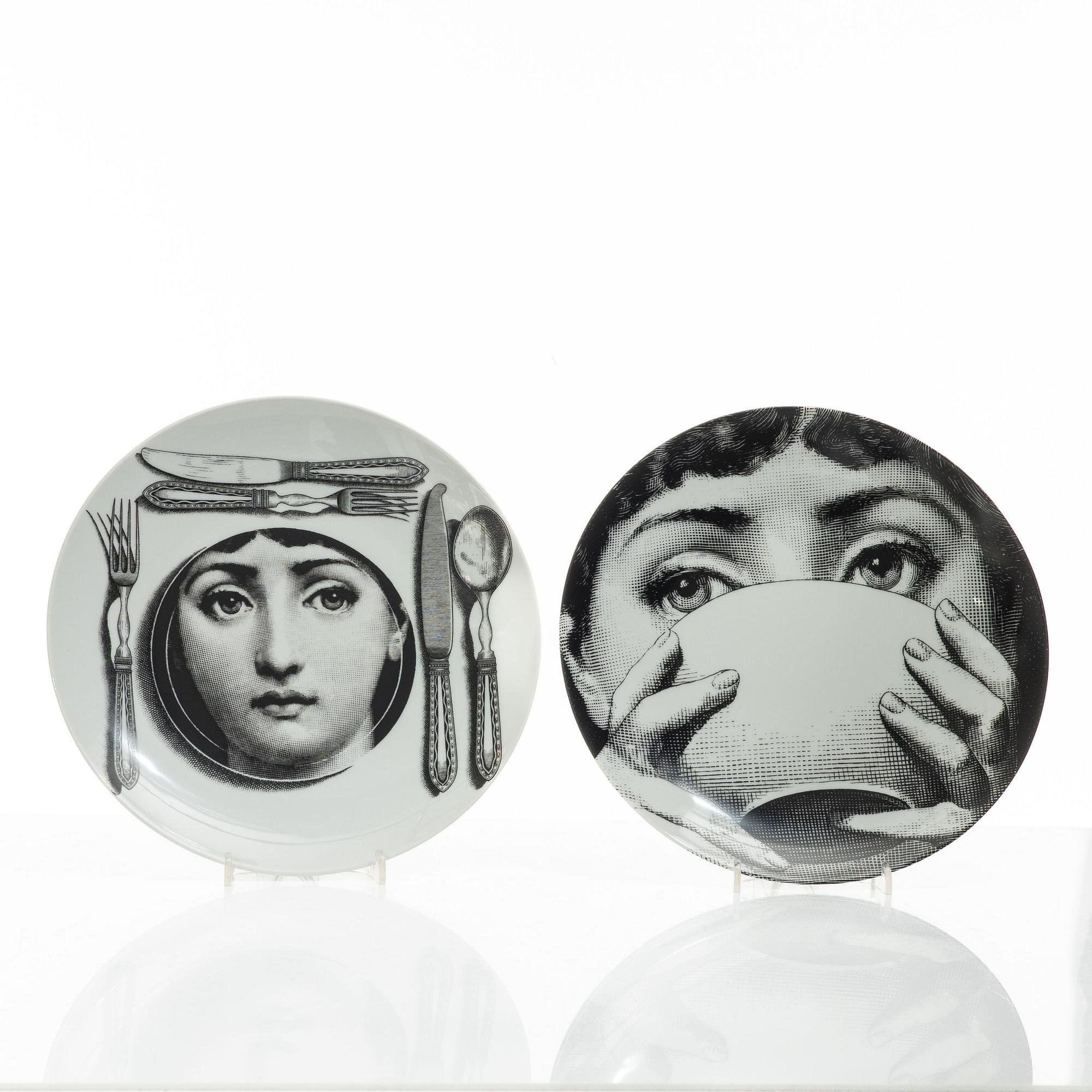 Piero Fornasetti, tallrikar, 2 st, porslin, "Tema e Variazioni", Milano, Italien.
