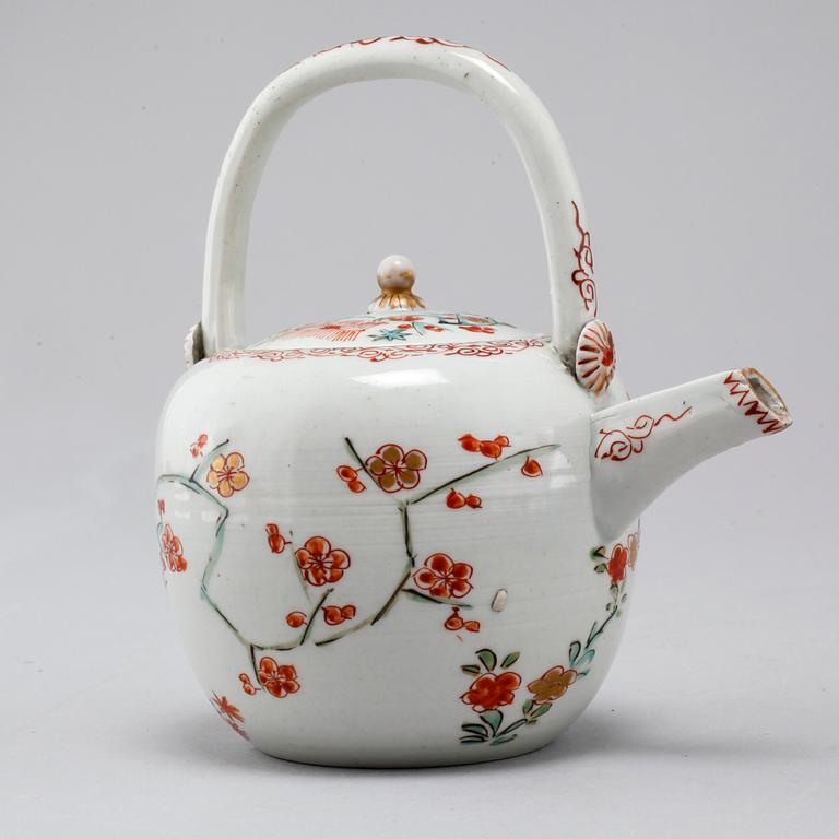 A Japanese 'kakiemon style' teapot, Edo period, circa 1700.