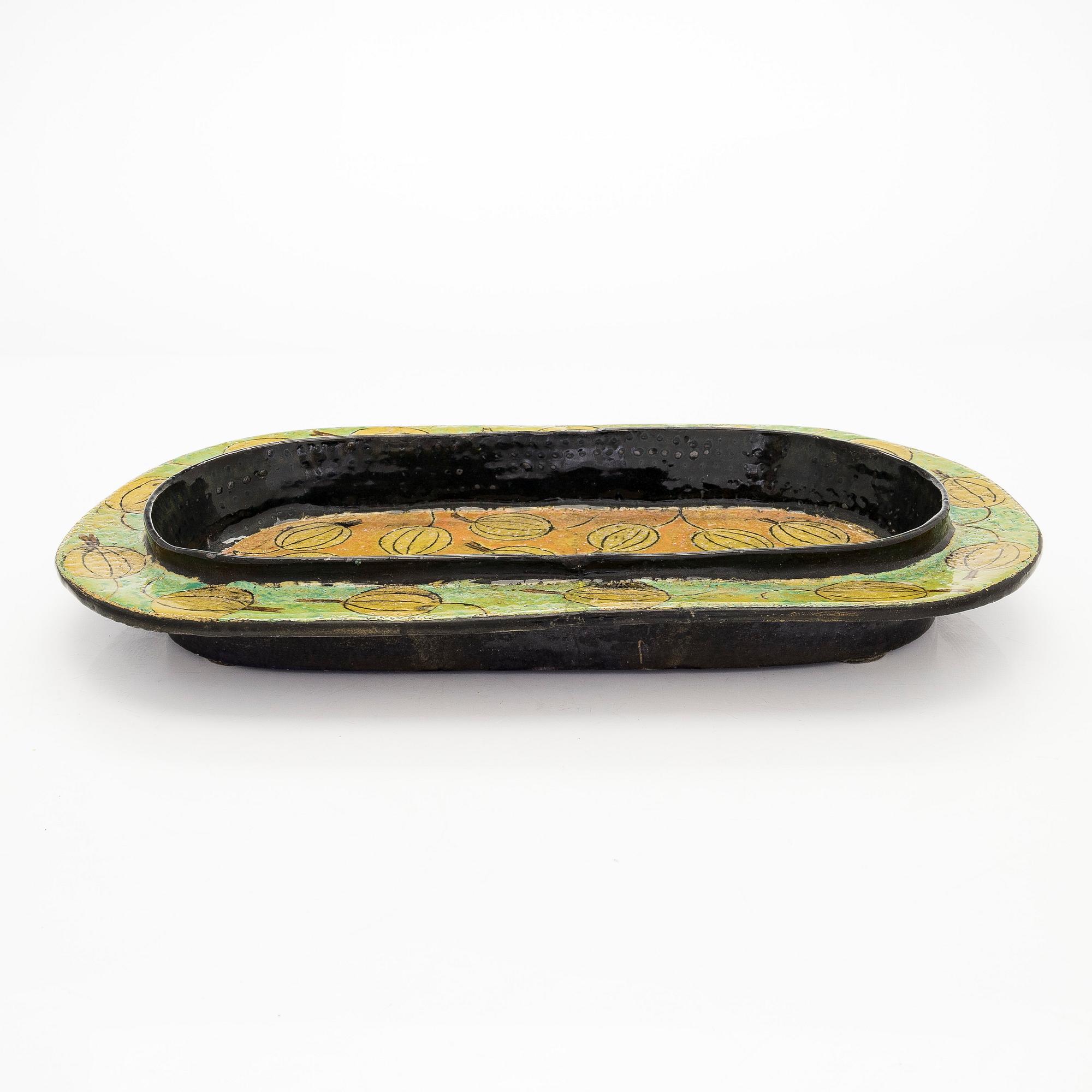 Birger Kaipiainen, a stoneware decorative dish signed Kaipiainen.
