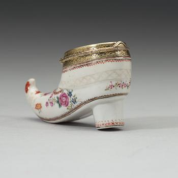 An export porcelain famille rose snuff box in the form of a shoe, Qing dynasty, Qianlong (1736-1795).