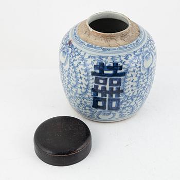 A blue and white CHinese porcelain jar with wooden cover, Qing dynasty, 19th century.