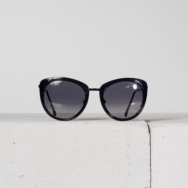 SOLGLASÖGON från Chanel.