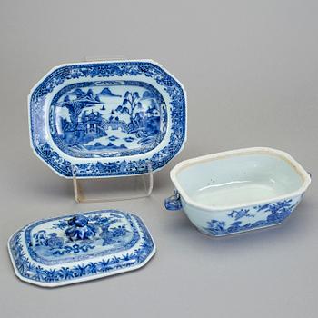 SMÖRTERRIN, porslin, Qingdynastin,  Qianlong (1736-95).