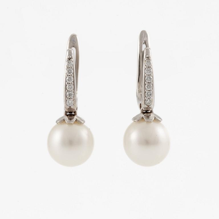 Earrings with cultured freshwater pearls and brilliant-cut diamonds.