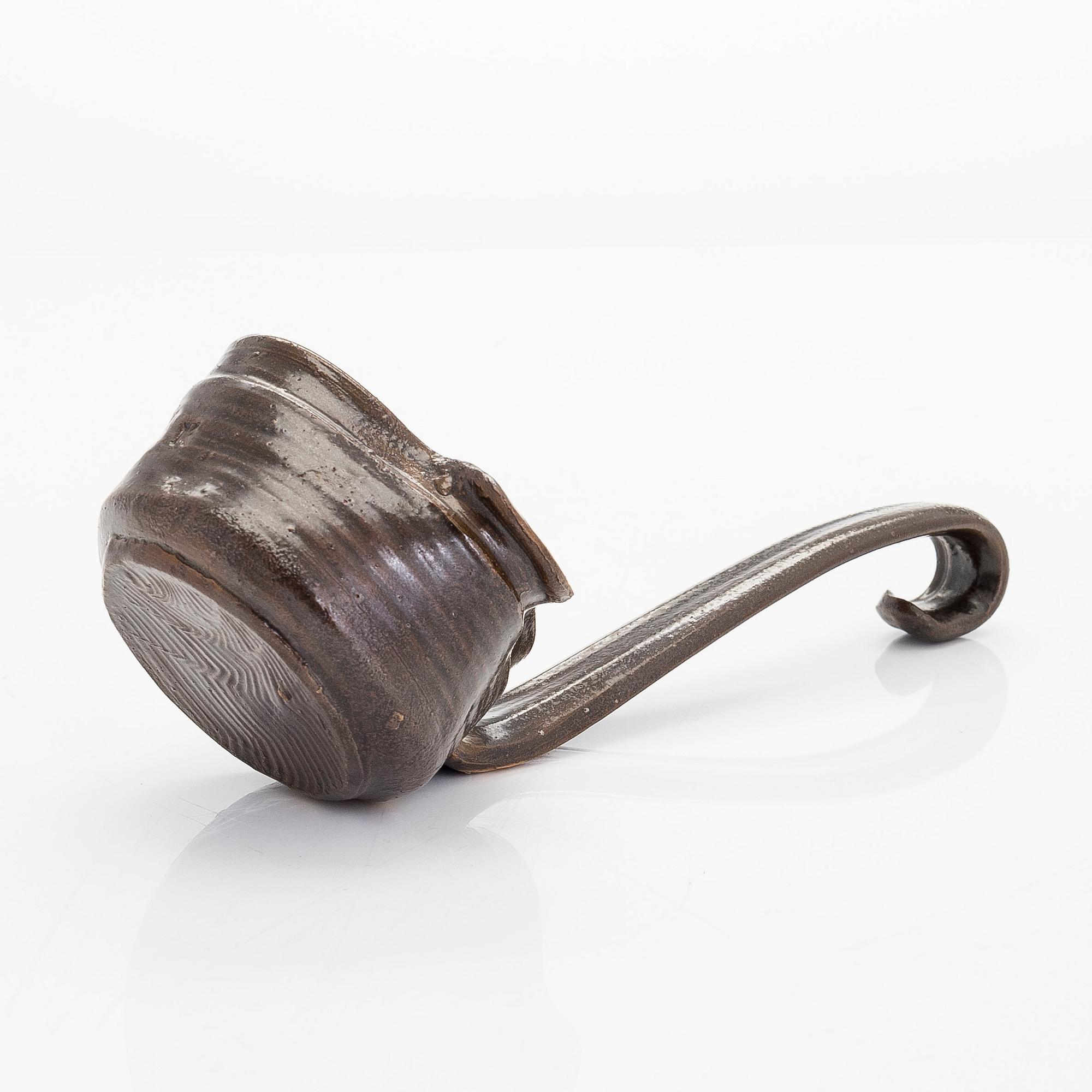 Kyllikki Salmenhaara, kauha, kivitavaraa, signeerattu KS.