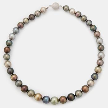 930. A Tahitian cultured pearl necklace.