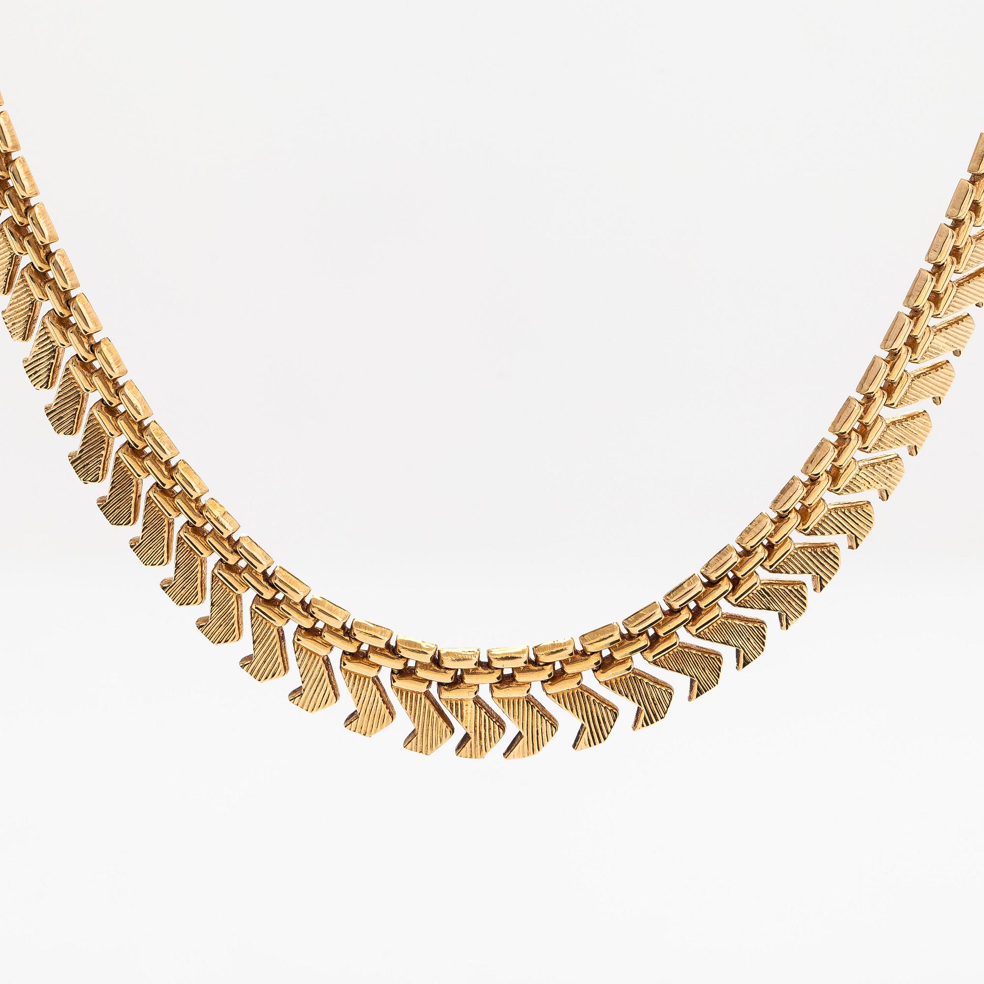 An 18K gold necklace.