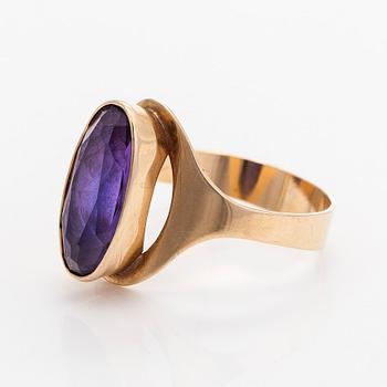 A 14K gold ring with amethyst, Helsinki 1965.