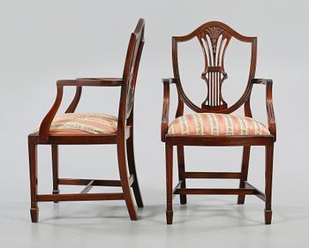 KARMSTOLAR, ett par, engelsk stil, omkring 1900-talets mitt.