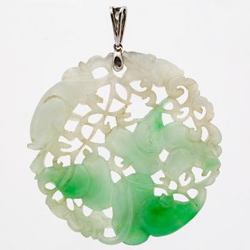 Pendant 18k whitegold, jadeite and brilliant-cut diamonds, height approx 6 cm.