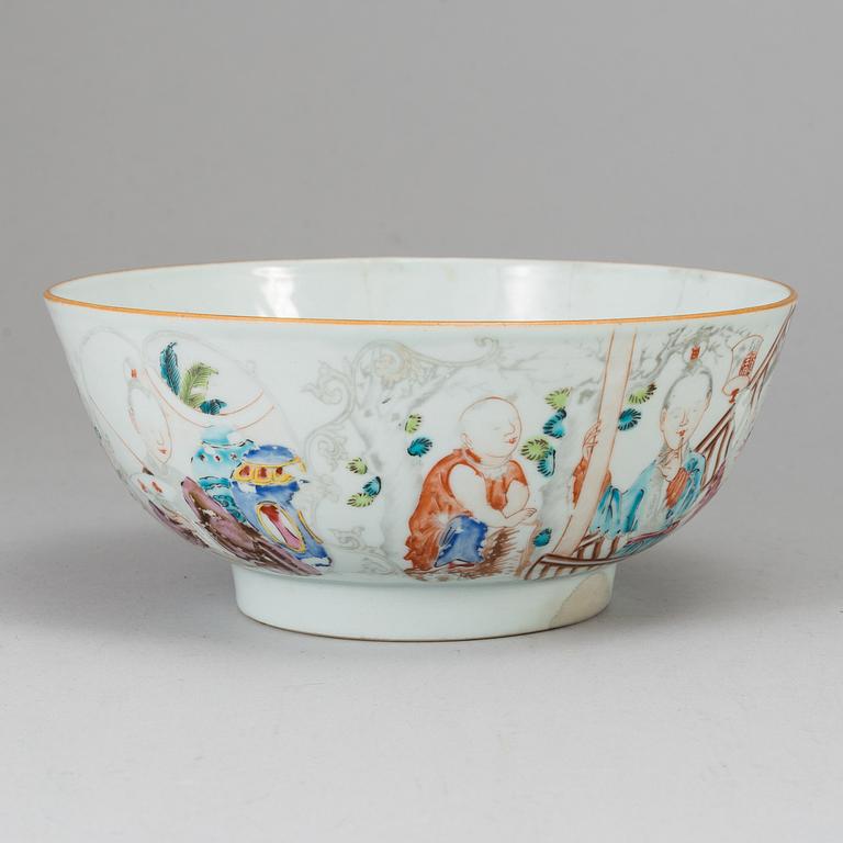 A famille rose mandarin bowl, Qing dynasty, Qianlong (1736-95).