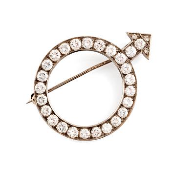 479. An 18K white gold brooch set with round brilliant-cut diamonds.