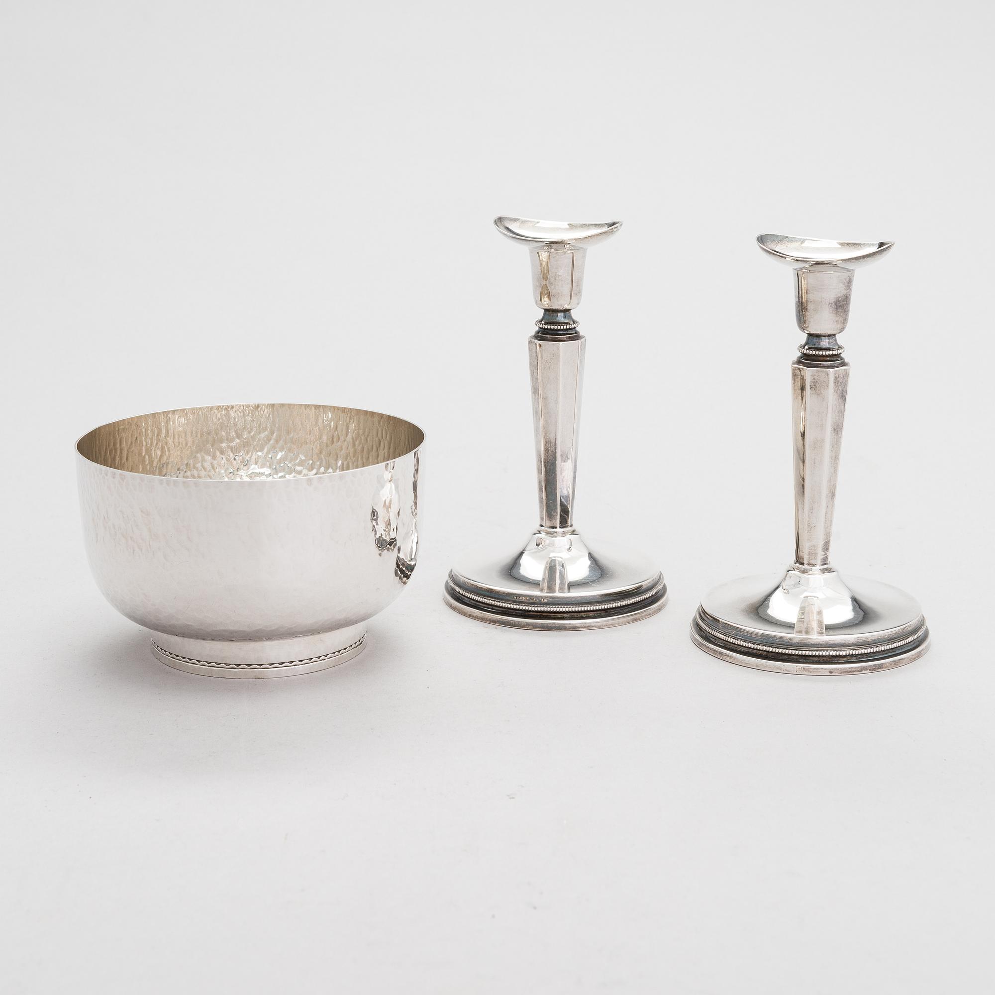 Skål, silver, och ljusstakar, ett par, silver, Sverige 1985 resp. 1959.