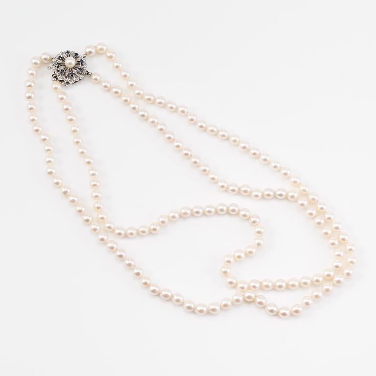 COLLIER, odlade pärlor, lås 18K vitguld med safirer.