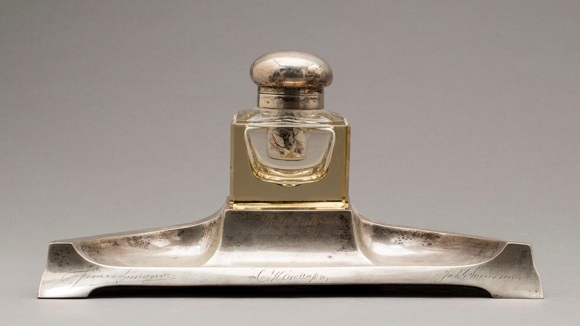 BORDSUPPSATS, 2 delar, silver, 1921. Vikt exkl bläckbehållare 620 gram.