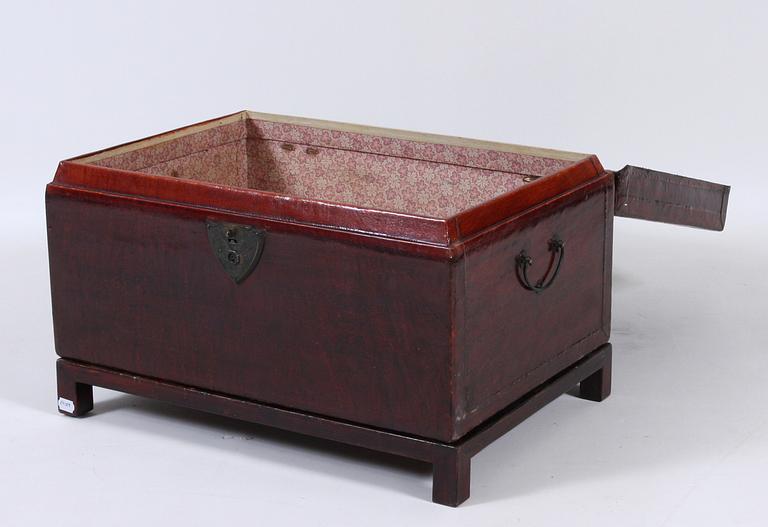 KISTA PÅ BENSTÄLLNING, orientalisk, 1800/1900-tal.