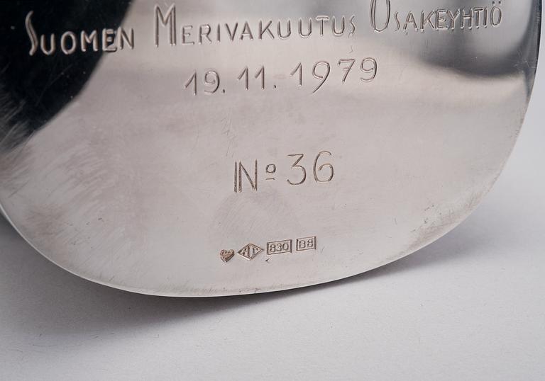 HOPEAPOKAALI, 830 hopeaa. A. Tillander Helsinki 1979. Paino 435 g.