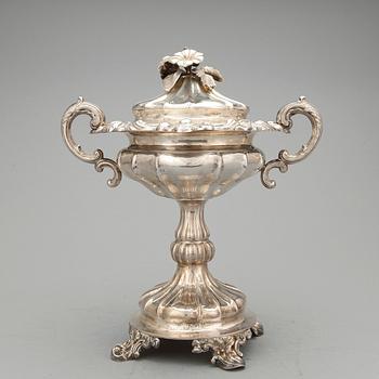 SOCKERSKÅL, silver, Gustaf Möllenborg, Stockholm, 1850. Vikt: ca 1212 gram.