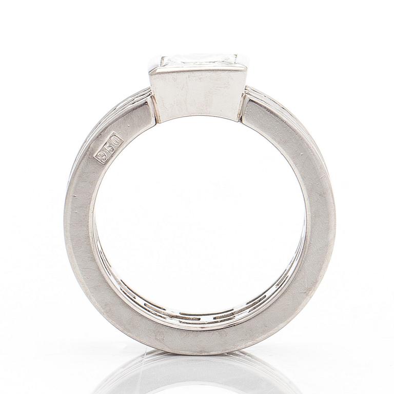 Sormus, platinaa ja princess-hiottuja timantteja yhteensä noin 4.21 ct.