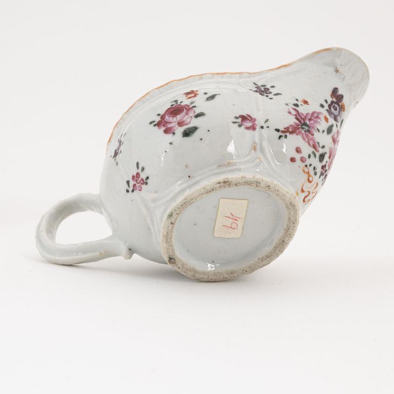 A pair of Chinese plates, a serving dish and a cream jug, Qing dynasty, 18th Century.