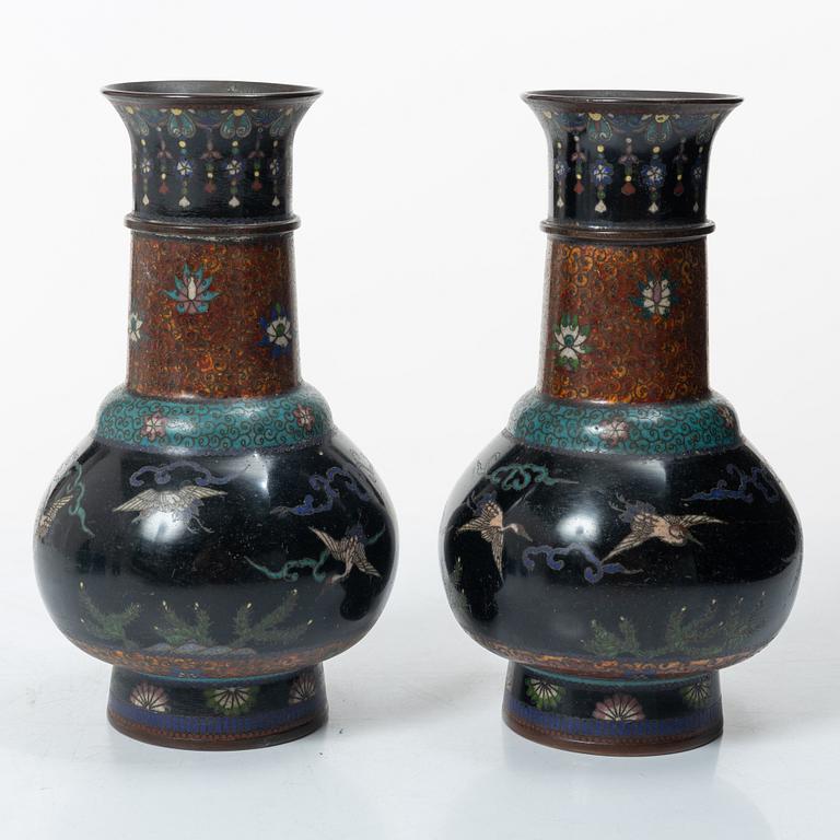 A pair of cloisonné vases, two dishes, two cylindrical vases and a jar with cover, 19/20th century.
